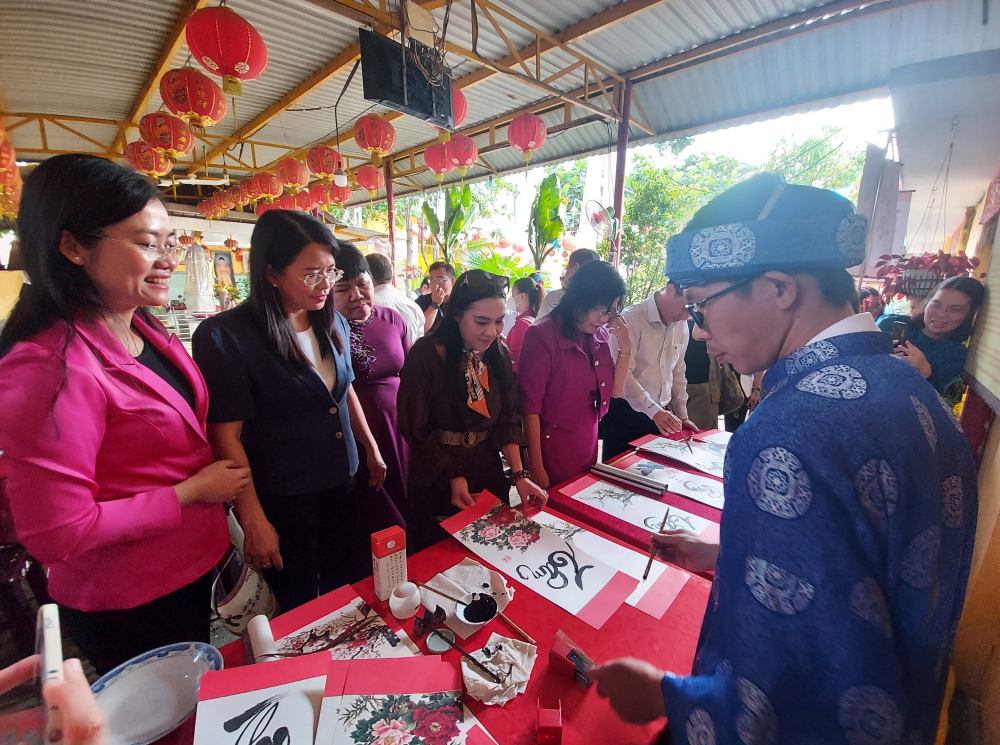 Các đại biểu trải nghiệm họa pháp tại đình Bình Trị Đông.