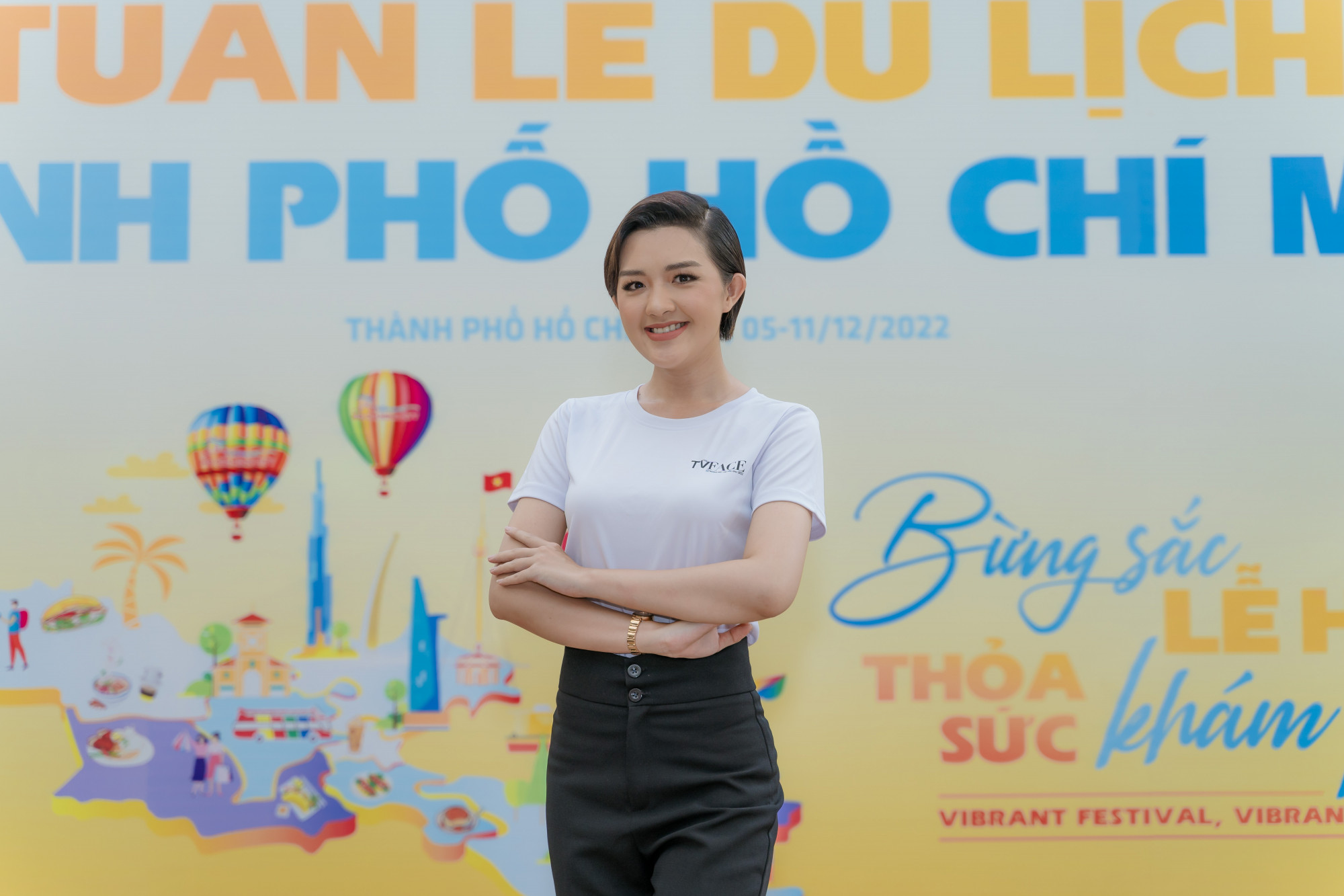 Mới đây, Á hậu – MC Quản Hân khiến nhiều khán giả bất ngờ với vẻ ngoài đầy năng động và dịu dàng khi xuất hiện trong chương trình “Thành phố Hồ Chí Minh – 100 điều thú vị” năm 2022, với tư cách là một trong 4 đại sứ Tuần lễ du lịch TPHCM 2022.