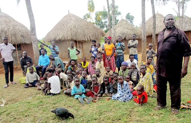 Musa Hasahya (phải) tại trang trại ở Uganda cùng gia đình. Musa Hasahya có khoảng 100 người con với 12 bà vợ