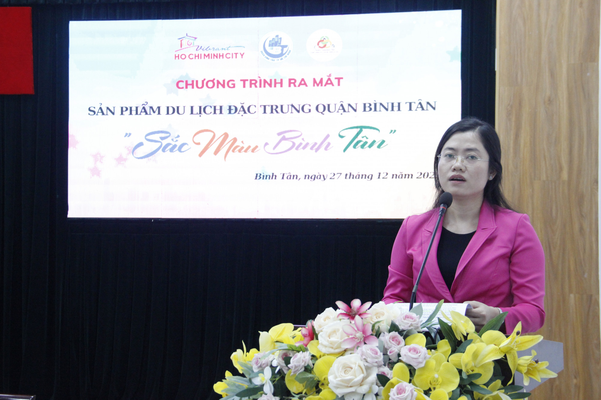 Bà Lê Thị Ngọc Dung thông tin về sản phẩm du lịch “Sắc Màu Bình Tân”.