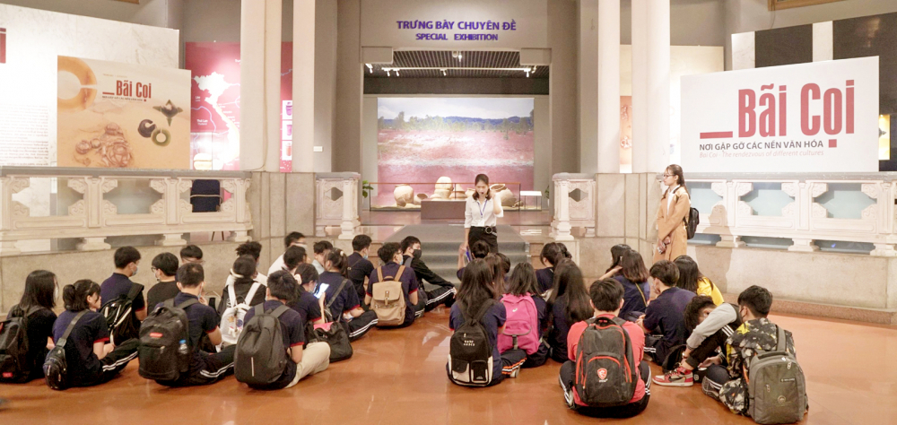 Học sinh Trường THPT Lương Văn Can (TP Hà Nội) học chủ đề “Hào khí Bạch Đằng” kết hợp tìm hiểu về “nghề bảo tàng” tại Bảo tàng Lịch sử quốc gia Việt Nam