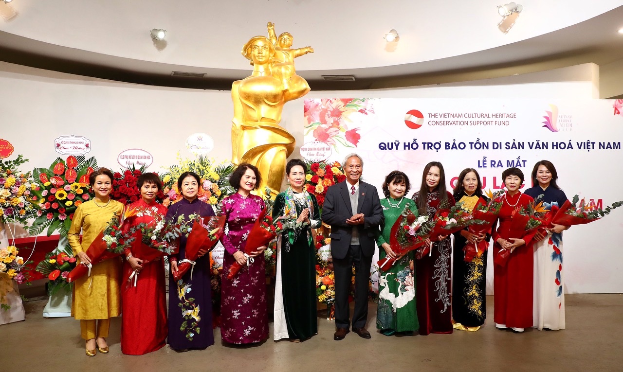 PGS.TS Đỗ Văn Trụ tặng hoa chúc mừng Ban Chủ nhiệm CLB Di sản Áo dài Việt Nam.