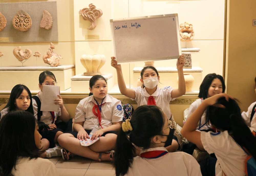 Học sinh lớp Sáu Trường THCS Trưng Vương (quận Hoàn Kiếm, TP Hà Nội) học lịch sử tại Bảo tàng Lịch sử quốc gia Việt Nam