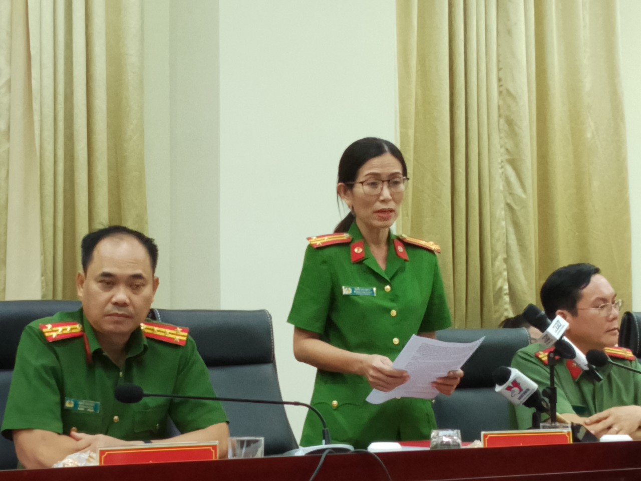 Thượng tá Trần Thị Kim Lý thông tin về một số vụ án được dư luận quan tâm.
