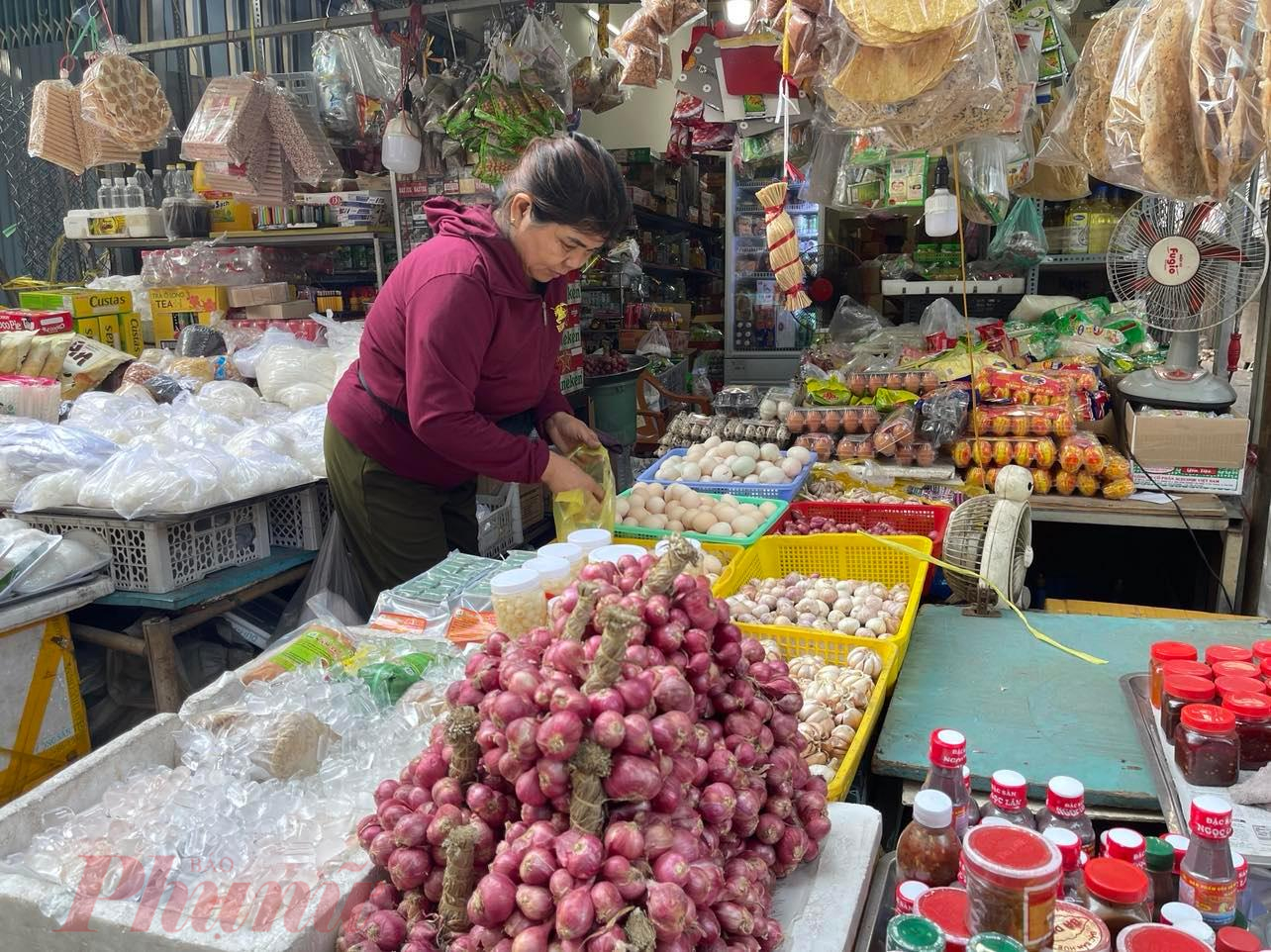 Giá các loại hành, tỏi, nấm khô... đều tăng cao so với cùng kỳ năm trước - Ảnh: Nguyễn Cẩm