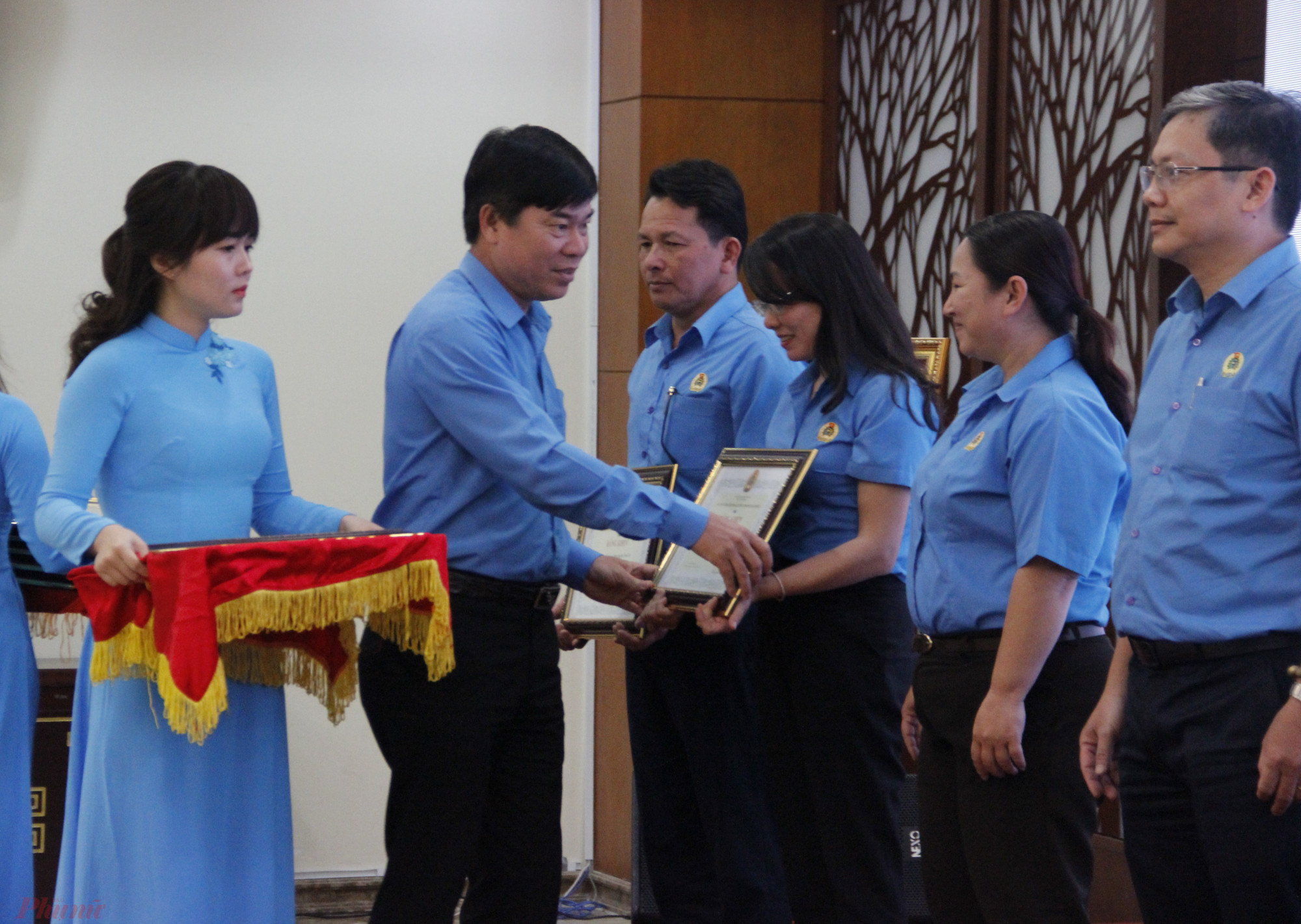 Liên đoàn Lao động TPHCM trao cờ thi đua, tặng bằng khen cho các tổ chức công đoàn hoàn thành tốt nhiệm vụ trong năm 2022.
