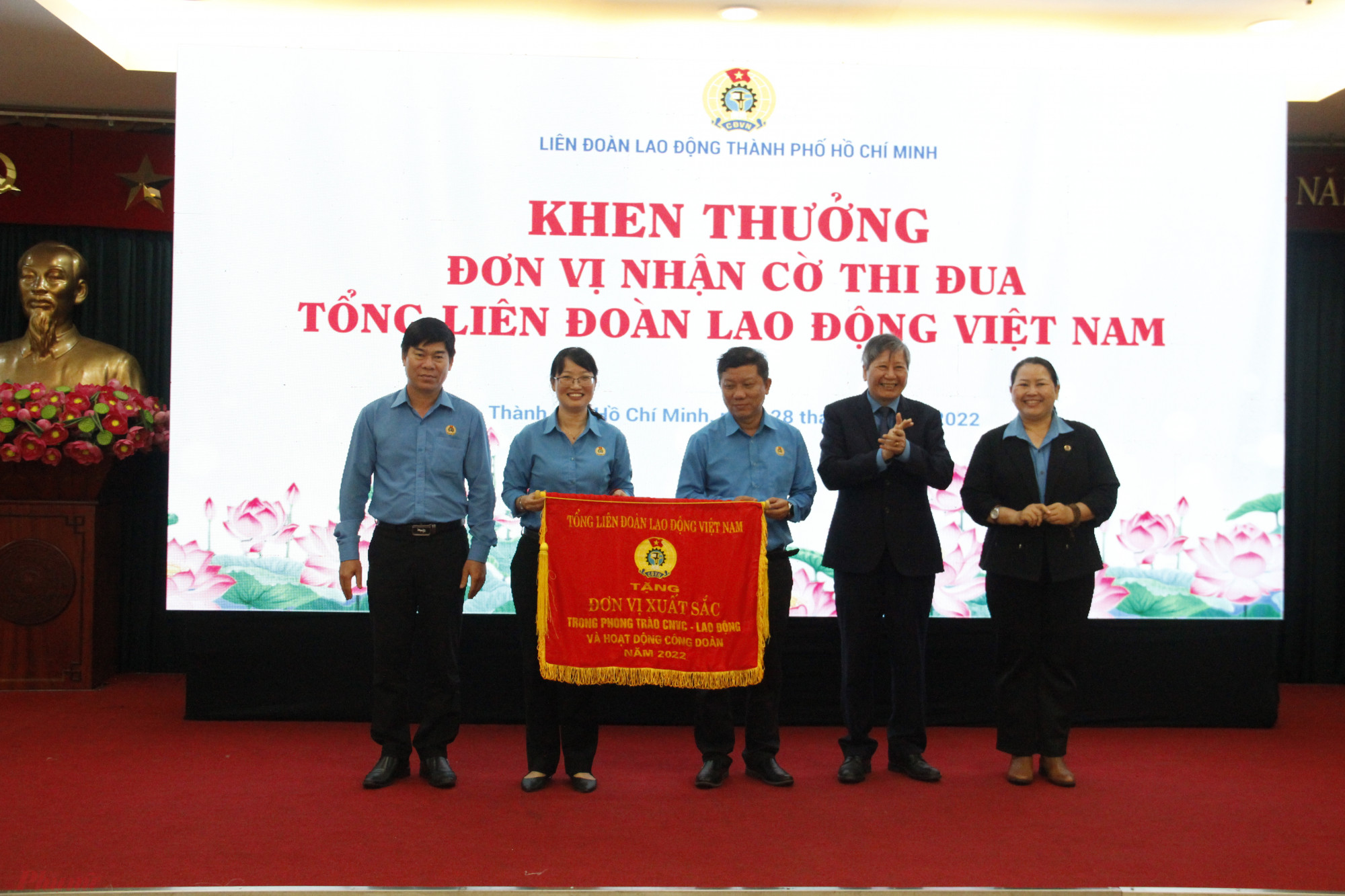 Liên đoàn Lao động TPHCM nhận cờ thi đua xuất sắc của Tổng Liên đoàn Lao động Việt Nam.