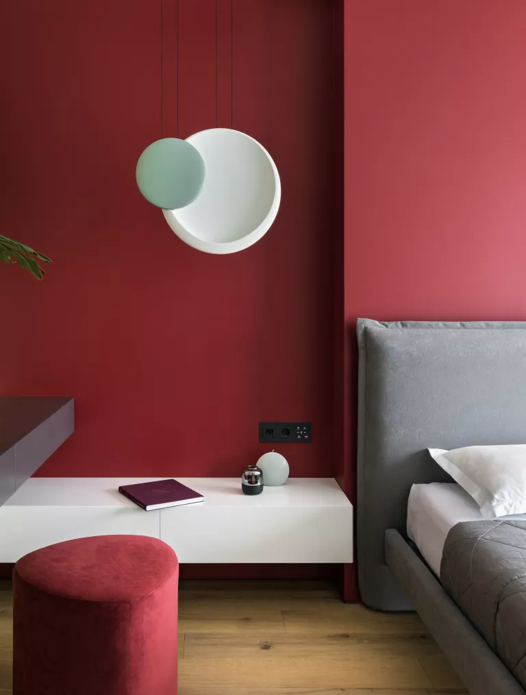 4. ĐỎ VÀ XÁM Phòng ngủ màu đỏ và xám  (Tín dụng hình ảnh: JL Studio. Tín dụng hình ảnh Egor Piaskovsky) Trong khi màu đỏ là một màu sắc mãnh liệt, đam mê, tuyên bố, thì màu xám là màu của sự an ủi và thoải mái. Khi được sử dụng cùng nhau, cả hai tạo ra sự cân bằng độc đáo của chủ nghĩa chiết trung và có thể biến đổi bất kỳ căn phòng nào.   Nếu trong ý tưởng màu sắc phòng ngủ của bạn , bạn muốn có một bức tường màu đỏ, một cách tốt để giảm hiệu ứng hống hách của nó là sử dụng màu xám trong vải bọc. Màu đỏ cũng là một màu đáng yêu để thể hiện các đặc điểm kiến ​​trúc ngôi nhà của bạn, vì vậy nếu bạn có công trình phào chỉ hoặc lớp sơn phủ đẹp, hãy cân nhắc sơn màu đỏ. 