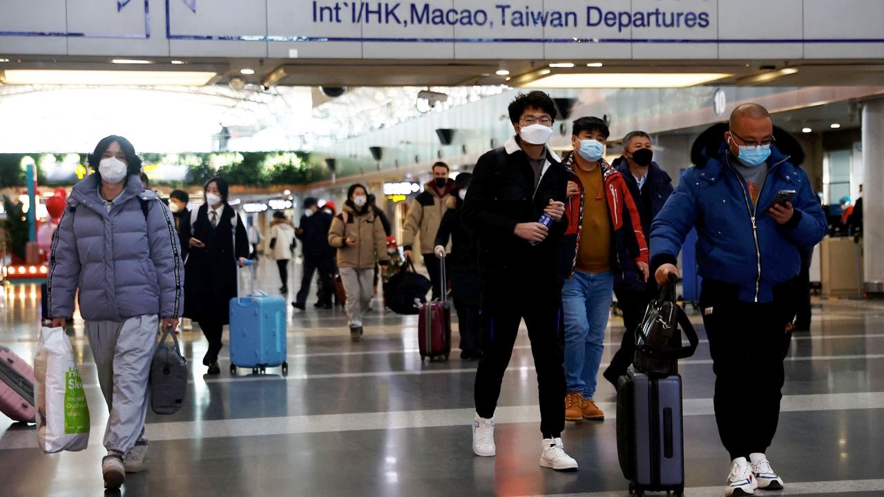 Hành khách di chuyển tại Sân bay Quốc tế Thủ đô Bắc Kinh, trong bối cảnh dịch bệnh bùng phát ở Trung Quốc