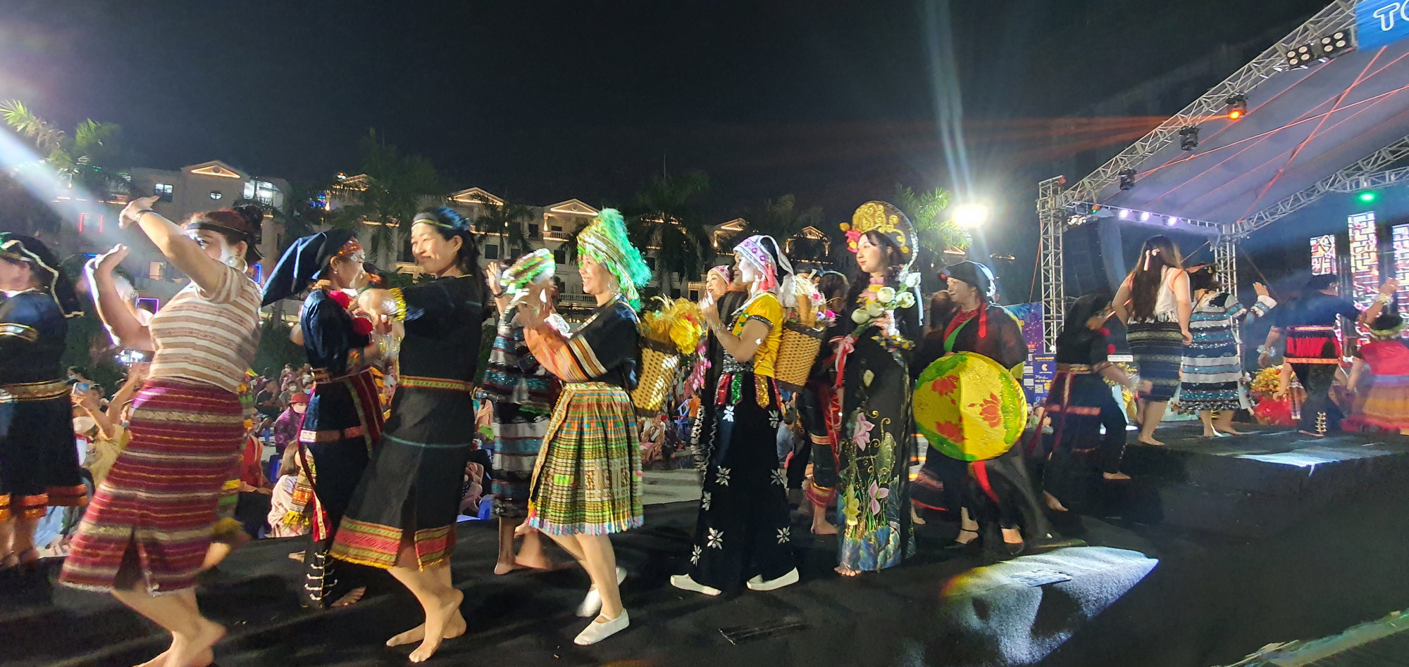Chương trình với 40 bộ trang phục đại diện cho các dân tộc ở Việt Nam. Được biết, chương trình sẽ tiếp tục trình diễn vào tối ngày 31/12 tại Quảng trường Hòa Bình (Khu dân cư City Land Park Hills, phường 10, quận Gò Vấp). 
