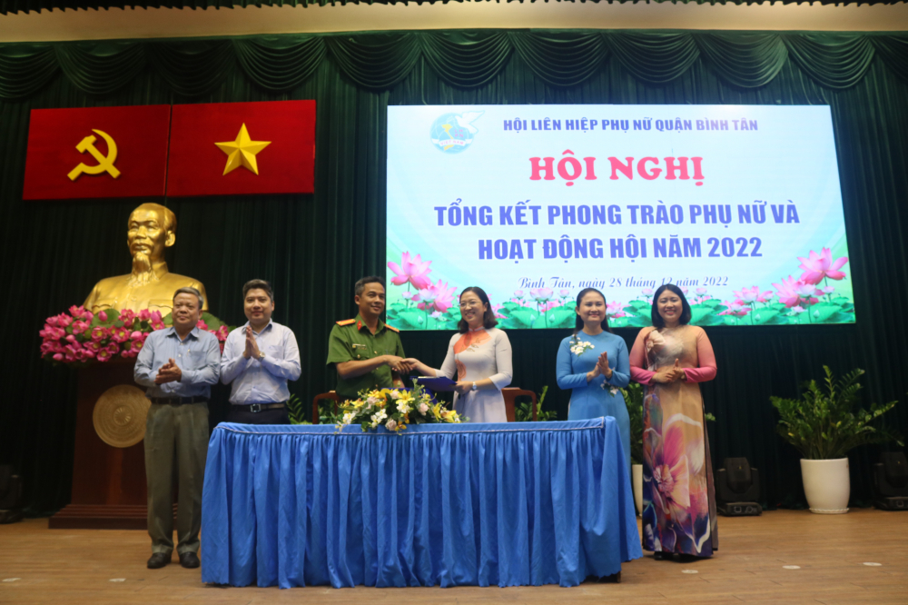 Đại diện hai đơn vị ký kết kế hoạch phối hợp trước sự chứng kiến của đại diện Hội LHPN TP.HCM, lãnh đạo Quận ủy quận Bình Tân và đông đảo cán bộ, hội viên phụ nữ. 