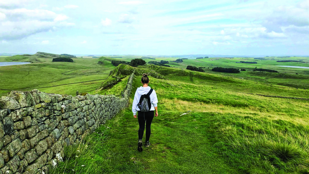Du khách tận hưởng chuyến đi bộ vòng quanh bức tường Hadrian ở Anh nối các di tích lịch sử hấp dẫn trong khi ngắm nhìn những phong cảnh ấn tượng - ẢNH: INTERNET