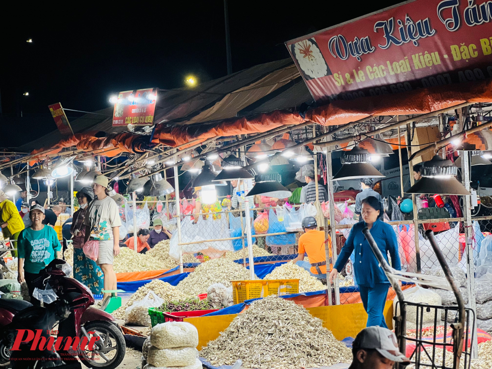 Cận Tết, chợ đầu mối nông sản Thủ Đức mở riêng một dãy các sạp chuyên hàng kiệu để phục vụ nhu cầu của người dân.