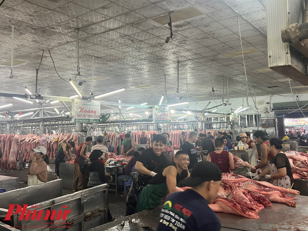 Do cận Tết, chợ sỉ thịt heo lớn nhất - nhì TPHCM khá nhộn nhịp vào khung giờ hoạt động.