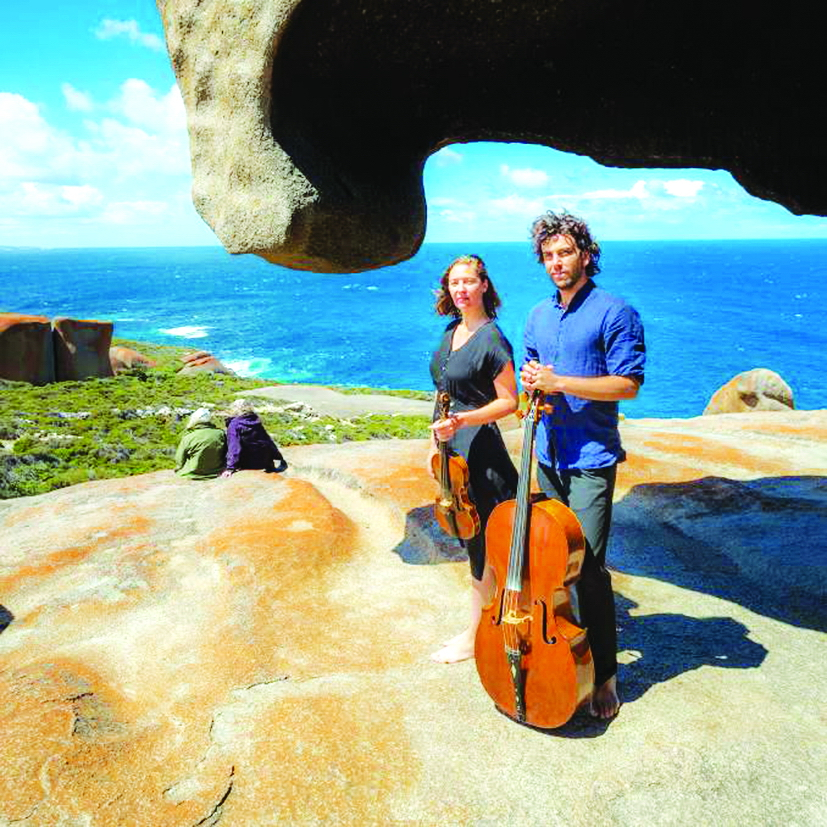 Simone Slattery chơi violon và Anthony Albrecht chơi cello tại lễ kỷ niệm 100 năm ngày thành lập công viên quốc gia Flinders Chase (Úc) vào tháng 10/2019 - ẢNH: THE ISLANDER