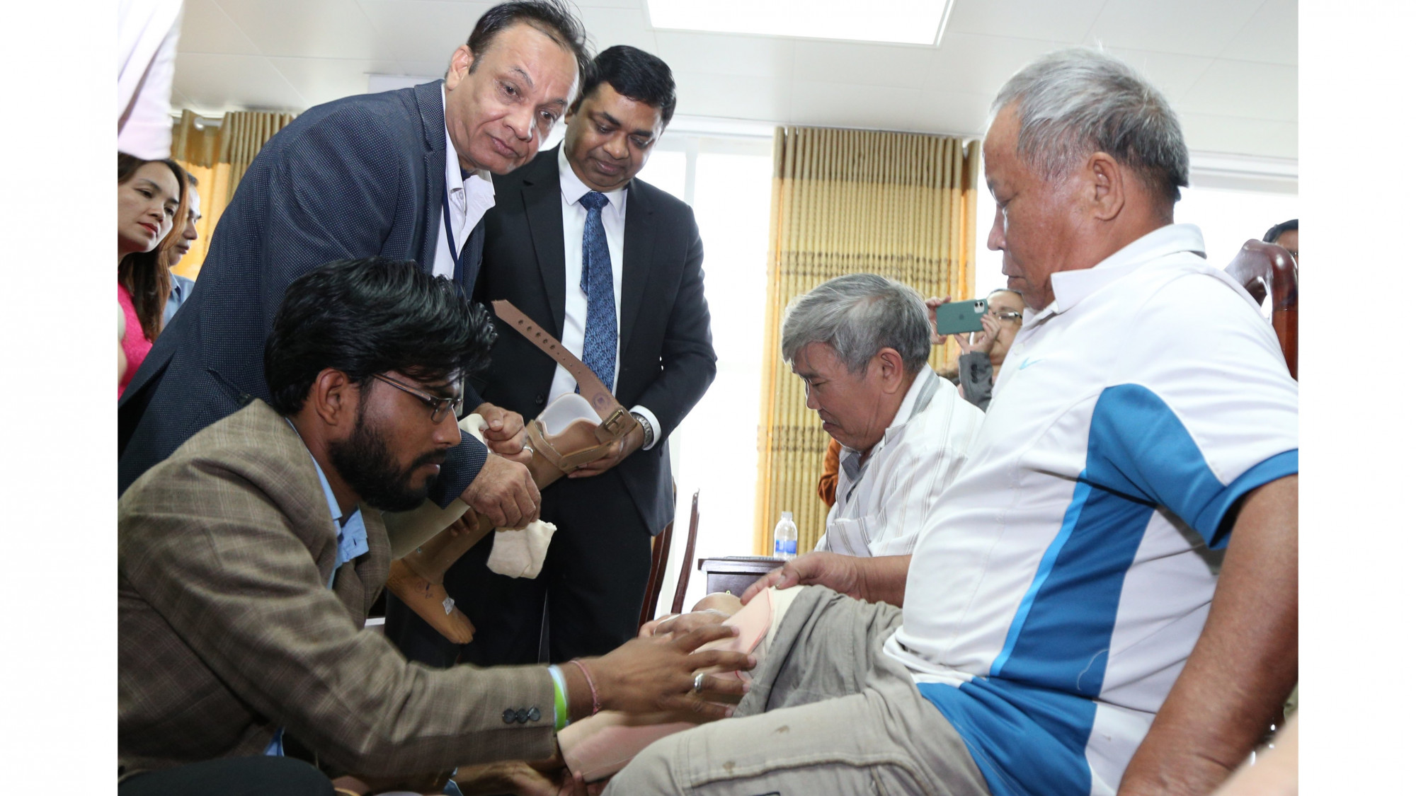 Ông Madan Mohan Sethi, Tổng lãnh sự quán Ấn Độ và(từ trái qua) cùng đoàn chuyên gia khám và lắp chân giả cho người khuyết tật tại tỉnh