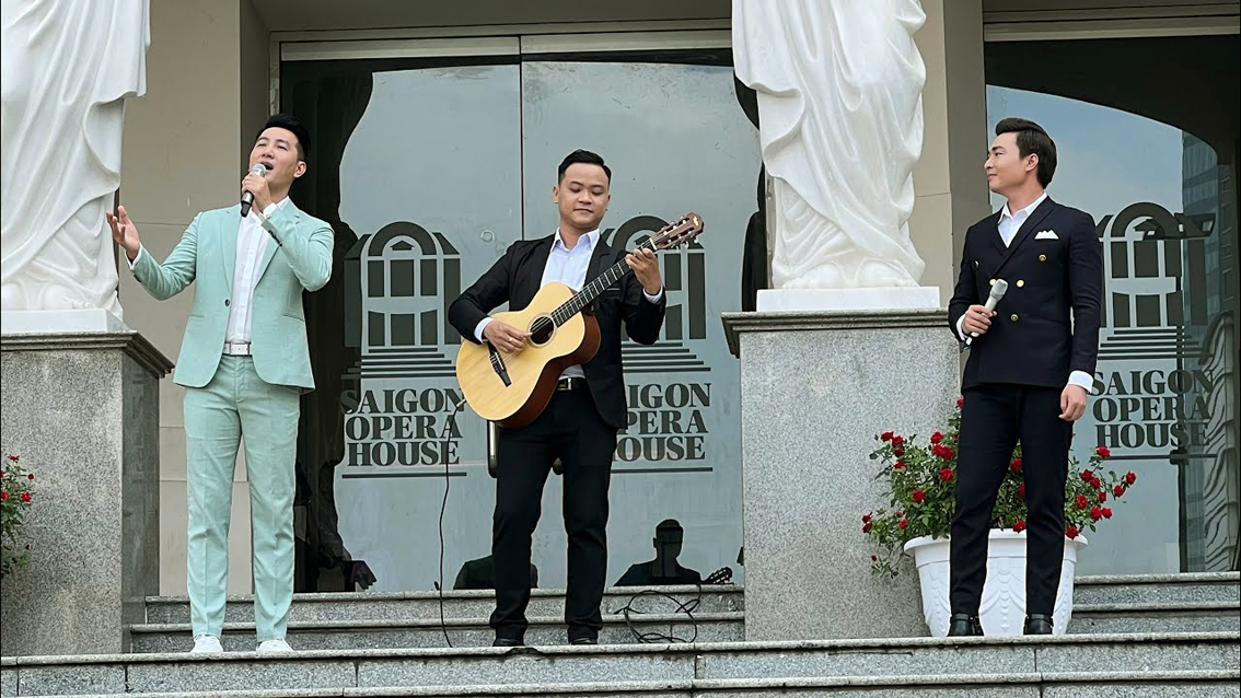 Ca sĩ Nguyễn Phi Hùng (bìa trái) biểu diễn cùng ca sĩ Đoàn Đại Hòa (bìa phải) trong chương trình Mùa thu và mãi mãi ở tiền sảnh Nhà hát TPHCM tháng 9/2022