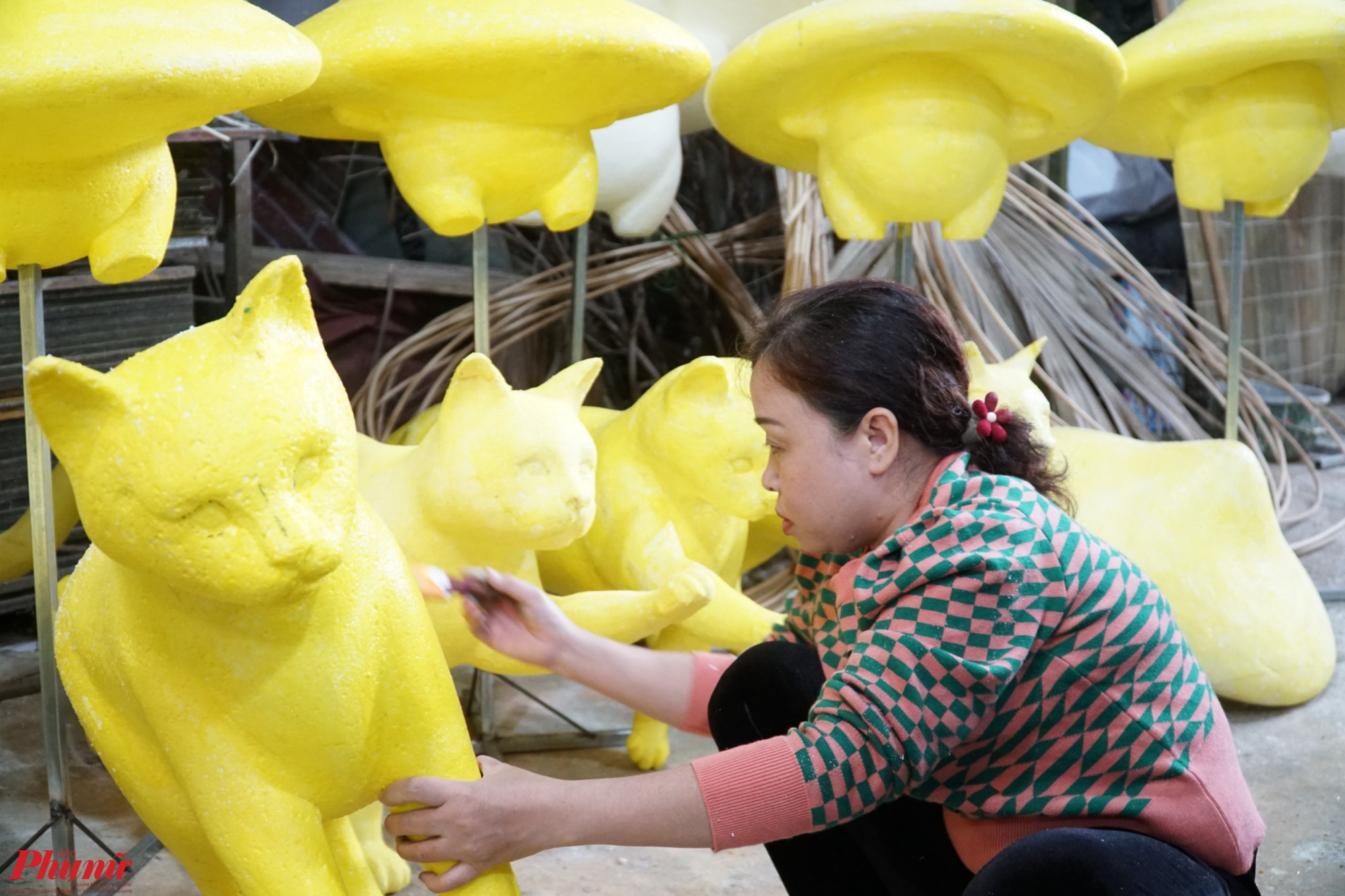Chị Nguyễn Thị Kim Thuý làm việc tại xưởng đã 12 năm cho biết: Đảm nhận vai trò phủ màu cho các linh vật, nữ hoạ sĩ cho biết công việc của chị khá quan trọng bởi nếu lên sai màu so với bản vẽ, linh vật sẽ không có sự sinh động, hài hoà trong cảnh quan chung