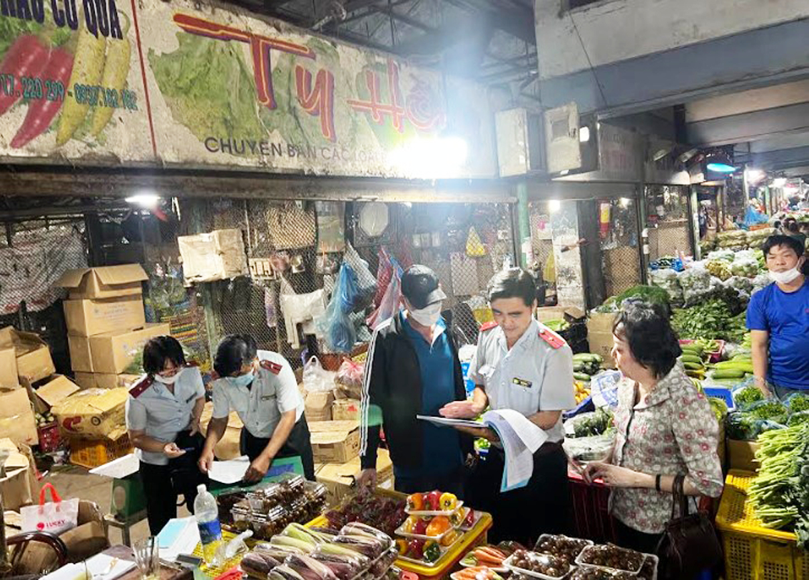 Ban Quản lý an toàn thực phẩm TPHCM kiểm tra thực phẩm ở các chợ đầu mối đêm 28/12 - ẢNH: Q.THÁI