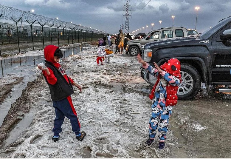   Trẻ em ném những hạt mưa đá vào nhau sau một trận mưa đá hiếm gặp tấn công đất nước vào ngày 28/12/2022. ẢNH: AFP