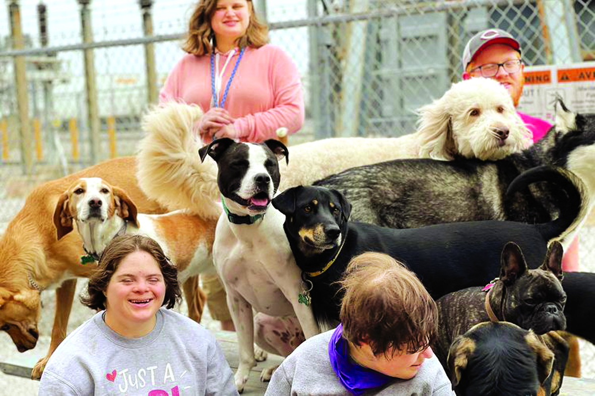 Bằng việc quan tâm, chăm sóc những chú chó,  người khuyết tật phát triển sẽ học được kỹ năng giao tiếp xã hội, tinh thần đồng đội và tình yêu thương động vật - ẢNH: PEOPLE