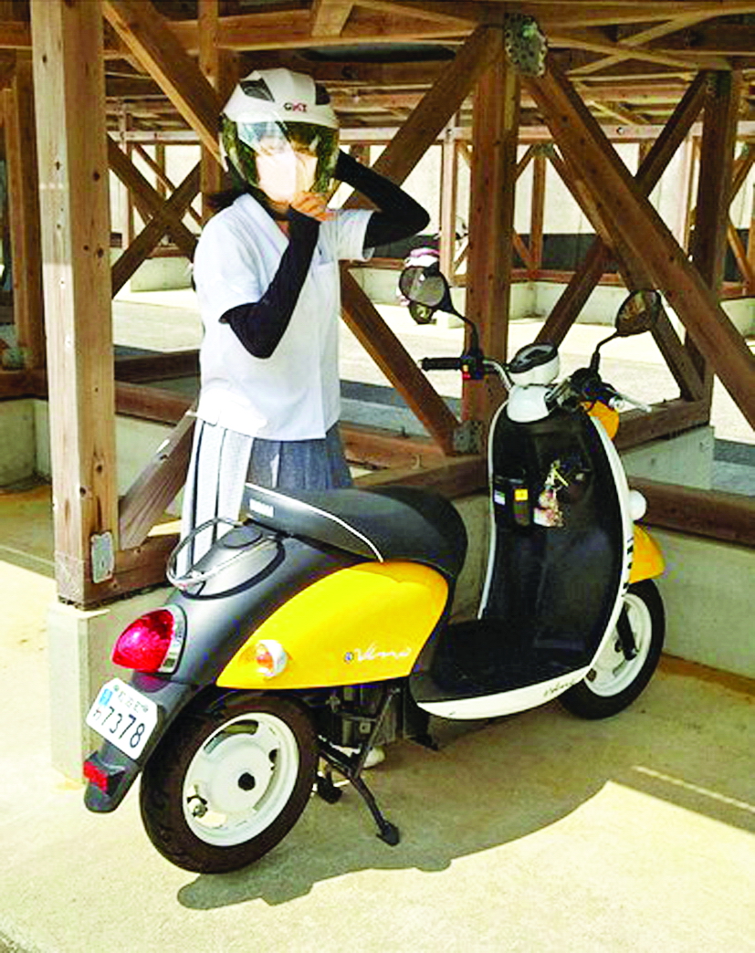 Một học sinh Trường THPT Okinoerabu sử dụng xe điện để tiết kiệm chi phí, góp phần giảm ô nhiễm môi trường trên đảo - ẢNH: Japan Daily News JAPAN DAILY NEWS