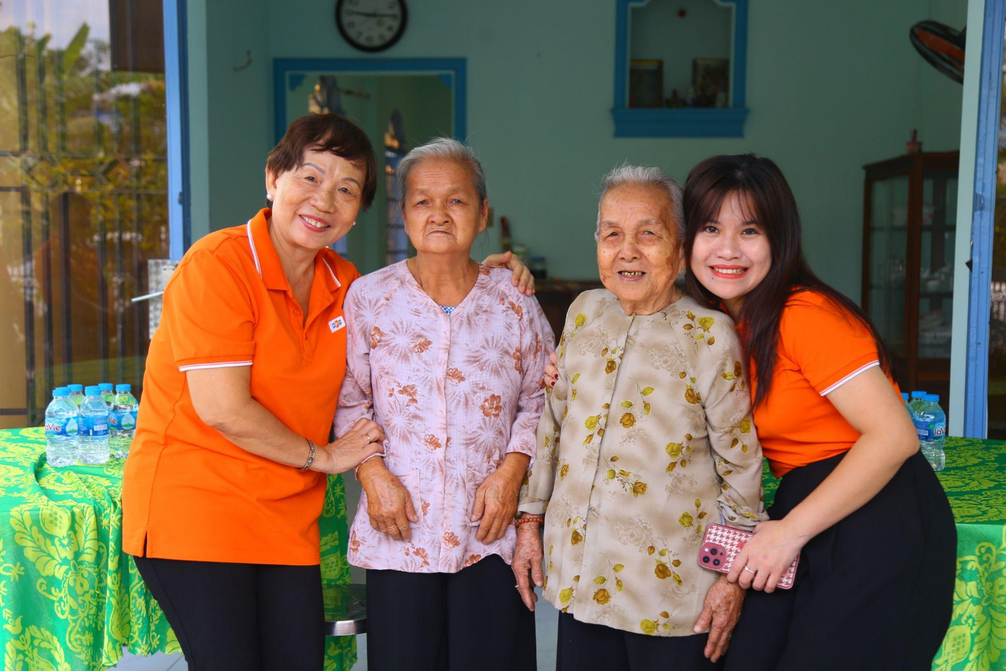 Chị Trương Thanh Thanh (ngoài cùng bên trái) đại diện Tập đoàn FPT trao nhà mới cho bà con - Ảnh: FPT