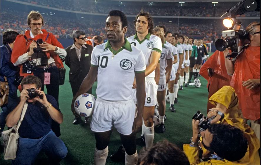 Sau World Cup 1970, Pele vẫn tiếp tục khoác áo đội tuyển Brazil thi đấu thêm một vài trận nữa nhưng từ chối tham dự World Cup 1974 bởi ông cho rằng mình đã qua thời kỳ đỉnh cao. Năm 1975, Pele rời Santos để đến Mỹ chơi cho CLB New York Cosmos. Trong ba mùa giải, Pelé đã ghi 65 bàn sau 111 trận cho New York Cosmos, và đưa họ đến chức vô địch Mỹ năm 1977.