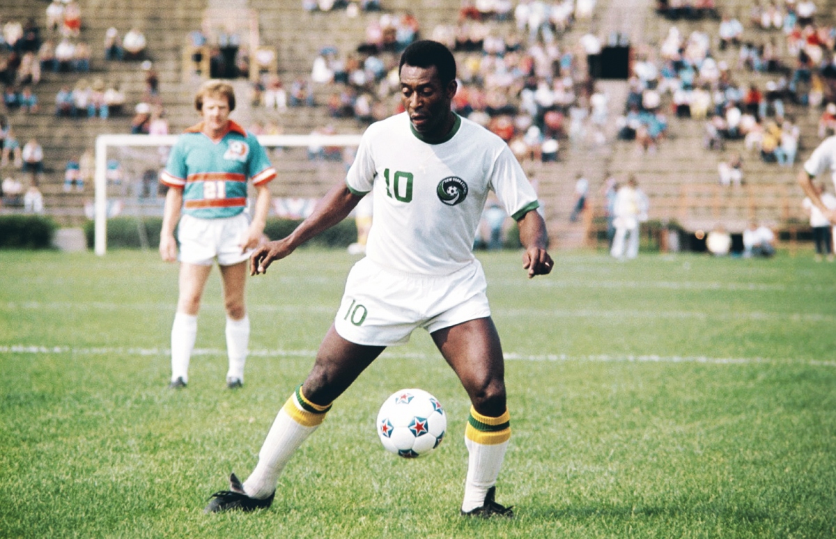 Ngày 1/10/1977, Pele chính thức giải nghệ sau trận đấu giao hữu giữa Cosmos và Santos, trên sân Sân vận động Giants ở New Jersey (Mỹ). Gần 80.000 khán giả đã đến chật kín sân vận động để lần cuối cùng được tận mắt chứng kiến Pele thi đấu. Trong trận này, Cosmos đã giành chiến thắng 2-1 và Pele cũng kết thúc sự nghiệp bằng cái kết đẹp khi  ghi bàn bằng cú sút phạt từ khoảng cách 25 m.