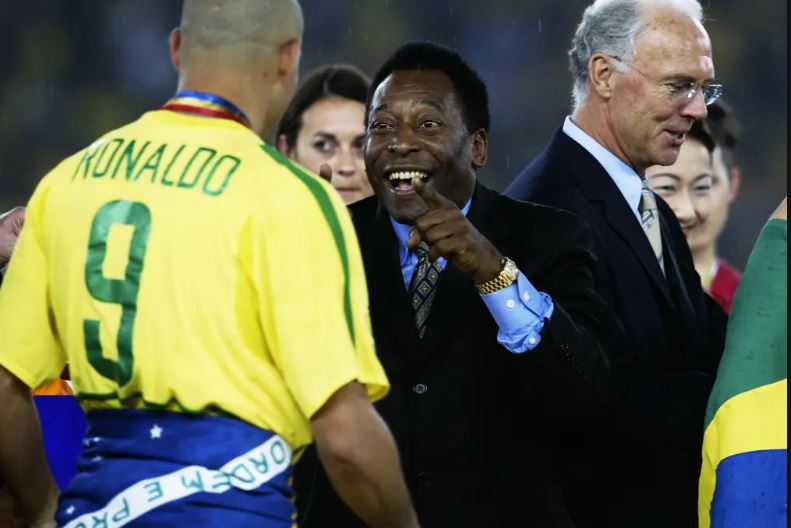 Sau giải nghệ, Pele vẫn tiếp tục đồng hành và cỗ vũ nhiệt tình cho các đồng đội. Pelé không giấu được sự vui sướng khi chứng kiến ​​Brazil nâng cao chiếc cúp vô địch thế giới một lần nữa vào năm 2002, với mũi nhọn trên hàng tấn công là Ronaldo. Ông đã có mặt để chúc mừng đội bóng khi họ vượt qua Đức 2-0 tại sân vận động Yokohama, Nhật Bản.