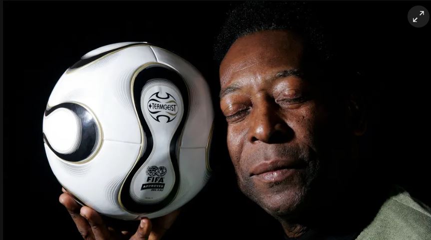 Trong những năm cuối đời, Pelé là người thường xuyên đến bệnh viện. Anh ấy đã phẫu thuật tuyến tiền liệt vào năm 2019 và điều trị ung thư ruột kết từ năm 2021.