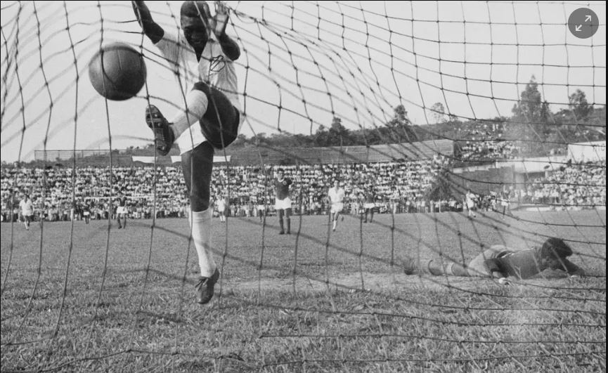 Pele nhảy vào lưới ăn mừng sau khi ghi bàn cho Santos trong trận đấu với Guarani của Paraguay năm 1958. Năm 1957 là mùa giải thi đấu chuyên nghiệp trọn vẹn đầu tiên của Pele cho Santos. Trong năm này, ông cũng vinh dự có lần đầu tiên khoác áo đội tuyển quốc gia Brazil sau thành this cầu thủ ghi nhiều bàn thắng nhất trong giải vô địch bang Sao Paulo.