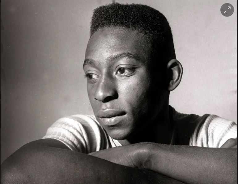 Danh tiếng của Pele bắt đầu nổi lên sau những màn thể hiện ấn tượng và giúp đội tuyển Brazil vô địch World Cup 1958, với tư cách là cầu thủ trẻ nhất tại giải đấu.