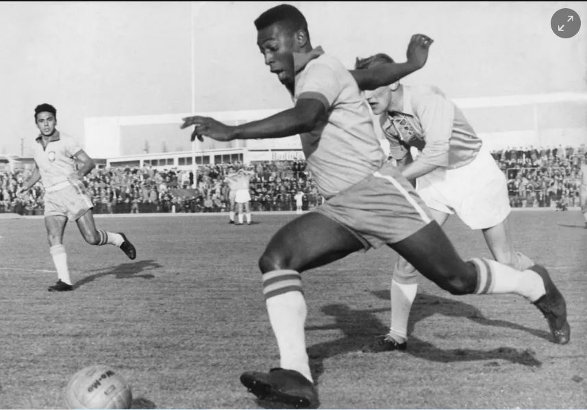 Thời điểm đó, Pele được xem là thiên tài khi ở ông là tổng hòa giữa nền tảng thể lực tốt, kỹ thuật cao và nhãn quan chiến thuật xuất sắc. Ông có thể dễ dàng chạy 100m trong 11 giây, sút bằng cả hai chân và vượt qua những hậu vệ cao lớn. Thậm chí, năm 1961, Tổng thống Brazil Janio Quadros tuyên bố Pele là báu vật quốc gia để ngăn ông rời đất nước.