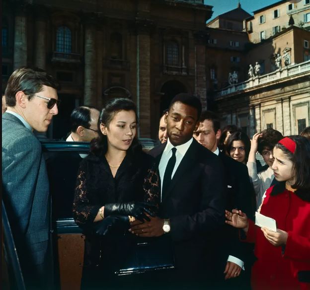 Năm tháng trước World Cup 1966 ở Anh, Pelé kết hôn với Rosemeri dos Reis Cholbi ở Santos, Brazil. Tại đây, cặp đôi đã đến thăm quảng trường St Peter ở Rome trong tuần trăng mật. Họ đã có buổi tiếp kiến ​​riêng với Giáo hoàng Paul VI.