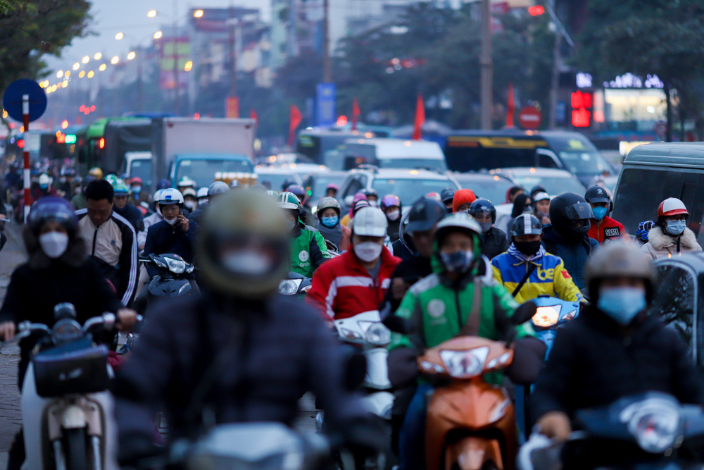 Hàng dài các phương tiện nối đuôi nhau di chuyển trên đường Giải Phóng, đoạn giao cắt với đường Nguyễn Hữu Thọ.