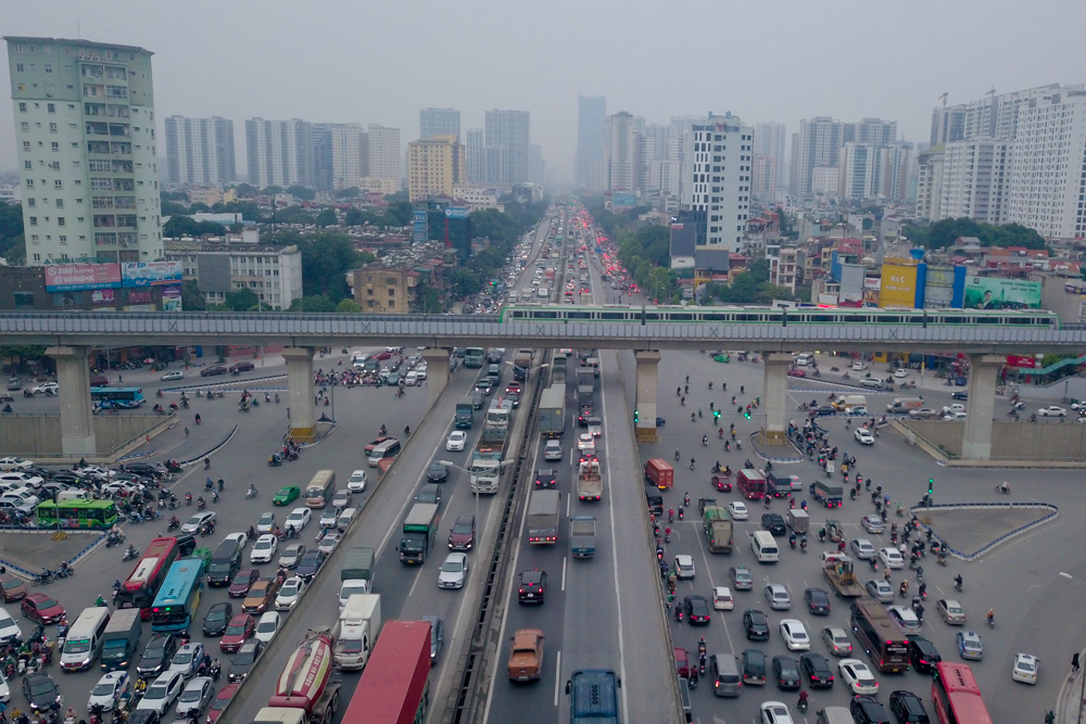 Ngã tư Nguyễn Xiển - Khuất Duy Tiến ở trong tình trạng ùn tắc kéo dài từ trưa ngày 30/12.