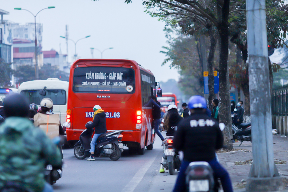 Trên đường Giải Phóng đoạn qua ngã ba Kim Đồng ùn tắc kéo dài. Nhiều xe khách lợi dụng đường tắc để đi chậm, mở cửa xe đón khách giữa đường.