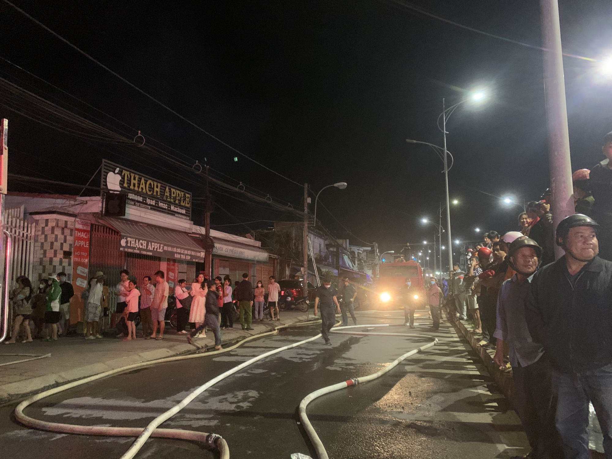 Rất đông người dân theo dõi tình hình tại khu vục xảy ra đám cháy