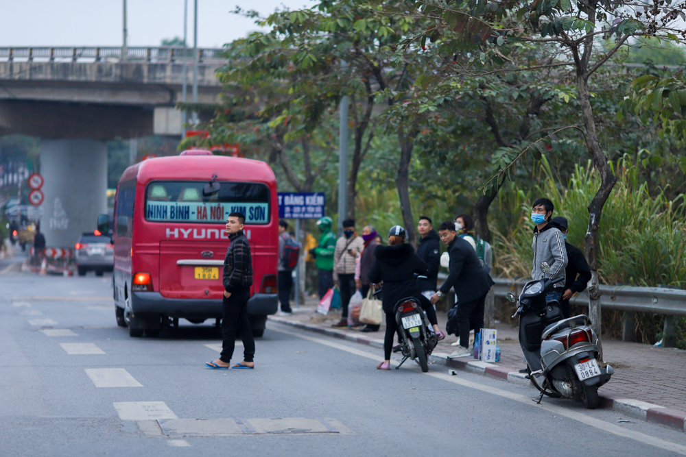 Tại lối vào cao tốc Pháp Vân - Cầu Giẽ, nhiều phương tiện ngang nhiên dừng ngay lề đường chờ bắt khách.