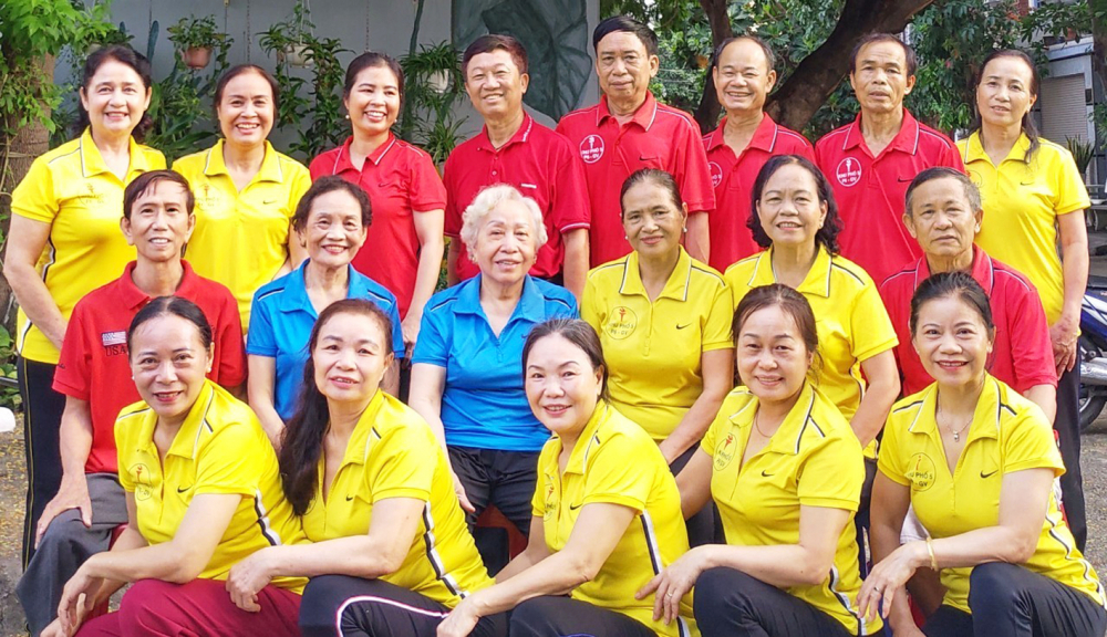 Các thành viên Câu lạc bộ Bóng chuyền hơi khu phố 5, phường 6, quận Gò Vấp  tìm thấy niềm vui tuổi già khi chơi thể thao cùng nhau