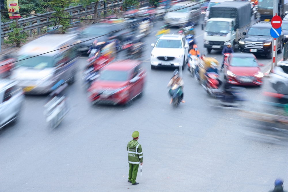 Lực lượng chức năng phân bố tại các điểm giao cắt để phân luồng giao thông từ nay cho đến hết kì nghỉ lễ Tết Dương lịch.
