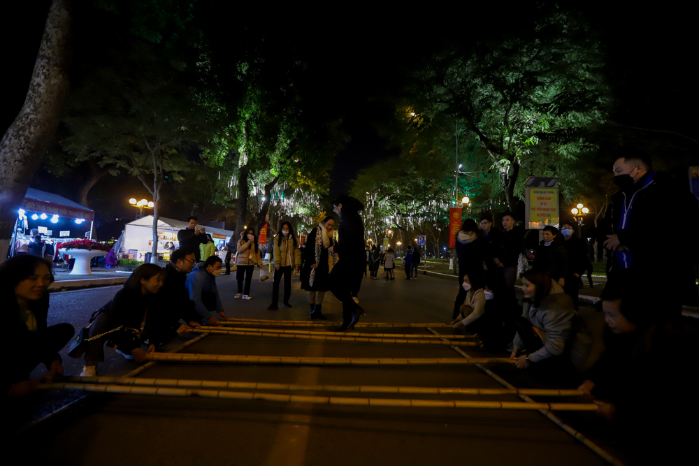 Ghi nhận của PV, trong tối 30/12, có rất nhiều người dân và du khách tới tham quan và dạo chơi tại phố đi bộ Trần Nhân Tông.