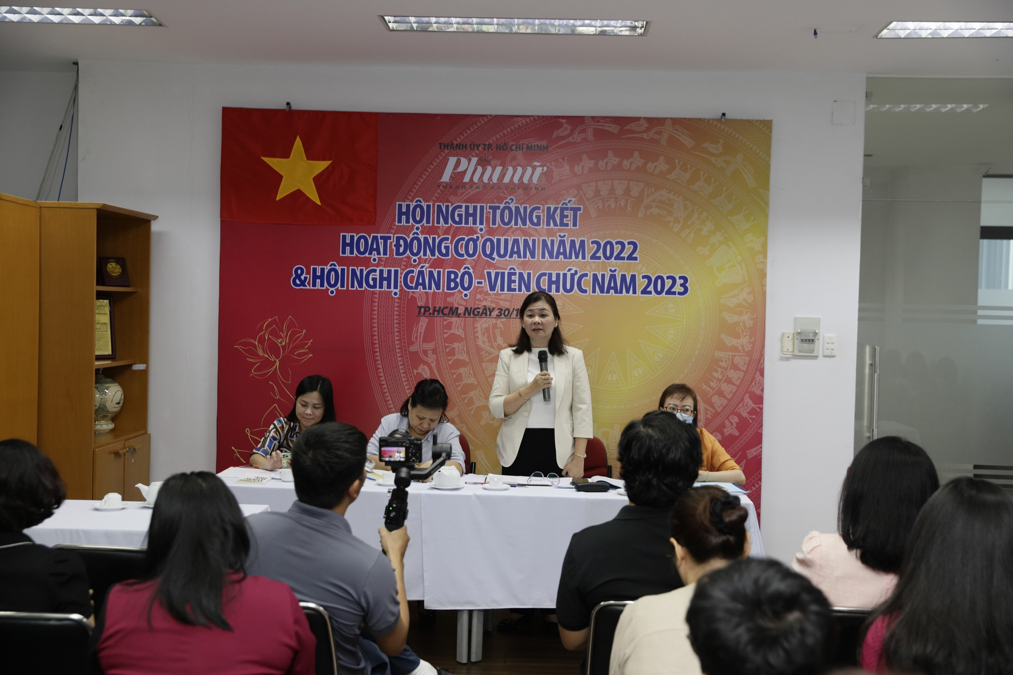 Bà Lý Việt Trung - Tổng Biên tập Báo Phụ Nữ TPHCM phát biểu tại hội nghị 