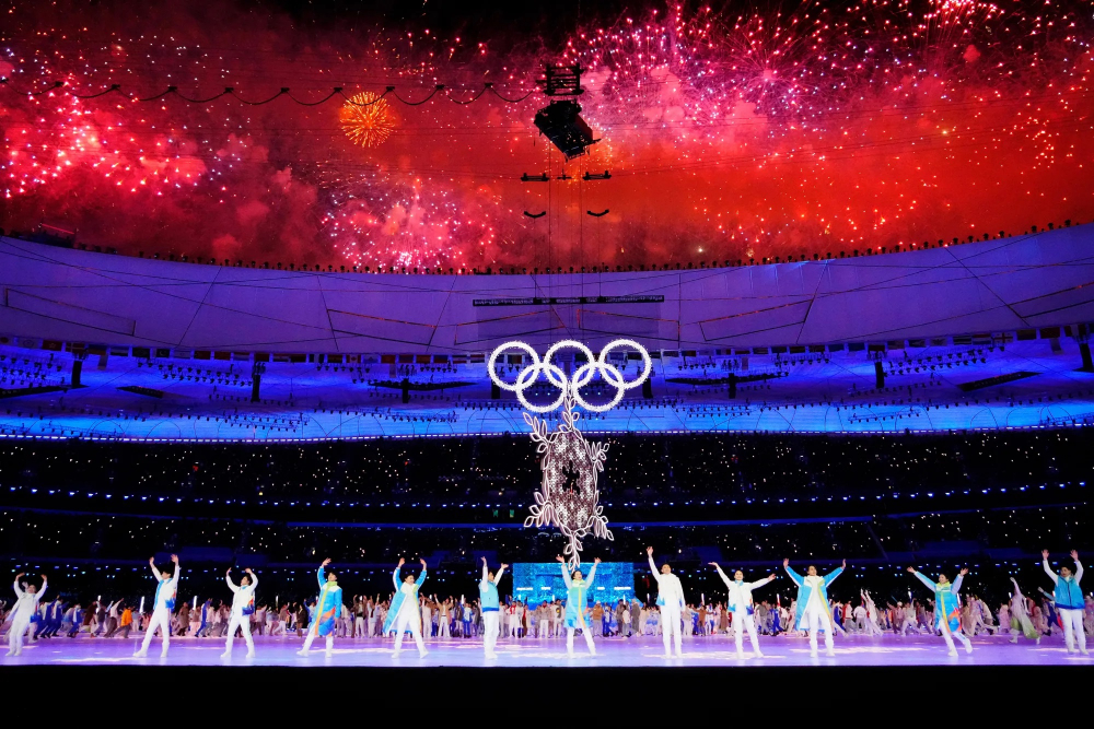 Toàn cảnh màn bắn pháo hoa trong lễ bế mạc Thế vận hội mùa đông Olympic Bắc Kinh 2022 tại Sân vận động Quốc gia Bắc Kinh. Trung Quốc đã tổ chức thành công Thế vận hội Olympic mùa đông từ ngày 4 đến 20/2 và Thế vận hội mùa đông dành cho người khuyết tật từ ngày 4 đến 13/3. Giống như Thế vận hội mùa hè được tổ chức năm 2021 ở Tokyo, đại dịch COVID-19 dẫn đến việc thực hiện các giao thức về sức khỏe và an toàn. Lần thứ hai liên tiếp, công chúng chỉ có thể theo dõi thế vận hội từ xa với các sự kiện lễ hội chỉ dành cho một lượng khách mời thu hẹp. (Ảnh: USA Today)
