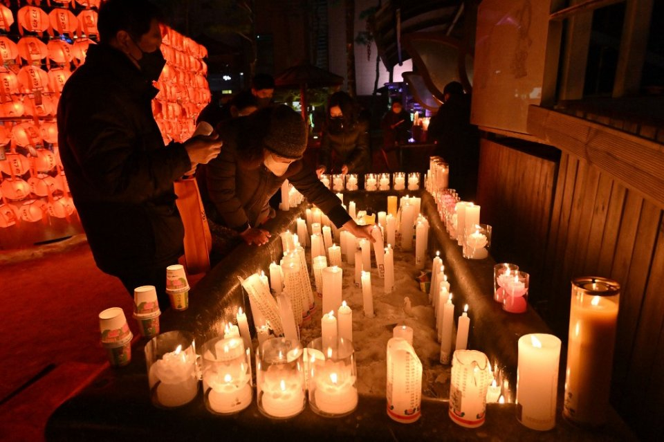 Các tín đồ Phật giáo thắp nến trong lễ mừng năm mới tại chùa Jogye ở trung tâm Seoul. (Ảnh: AFP)
