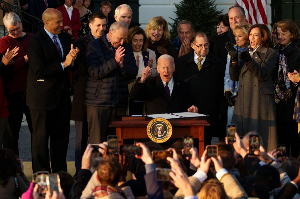 Tổng thống Joe Biden ăn mừng với các nhà lập pháp và đám đông sau khi ký Đạo luật Tôn trọng Hôn nhân tại Nhà Trắng vào ngày 13/12. Đạo luật quy định rằng các tiểu bang phải công nhận hôn nhân đồng giới trên toàn tiểu bang và các cặp đồng giới có cùng lợi ích liên bang như bất kỳ cặp vợ chồng nào khác. (Ảnh: USA Today)