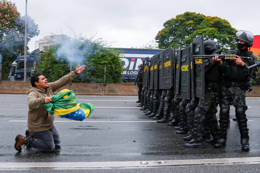 Cảnh sát chống bạo động giải tỏa một cuộc biểu tình do những người ủng hộ Tổng thống Jair Bolsonaro tổ chức trên đường cao tốc Castelo Branco, ngoại ô Sao Paulo, Brazil vào tháng 11. Những người ủng hộ ông Bolsonaro tiếp tục biểu tình ngay cả sau khi ông Jair Bolsonaro đồng ý chuyển đổi quyền lực sang chính phủ mới của tân Tổng thống Luiz Inácio Lula da Silva. (Ảnh: AFP)