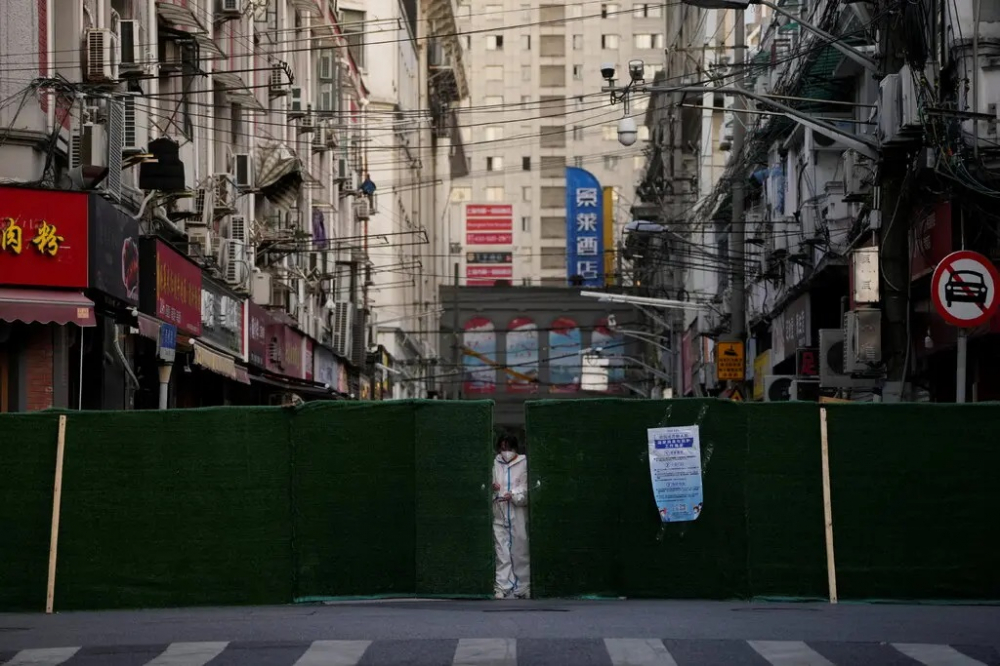 Trong nhiều năm, chính phủ Trung Quốc đã kiên định với chiến lược zero-COVID và nỗ lực hết sức để giảm thiểu ca lây nhiễm, trước khi nới lỏng các hạn chế vào cuối năm 2022. Chính phủ đã phong tỏa nhiều thành phố, dựng lên các trạm kiểm soát an ninh và những rào cản khác. Vào tháng 5, nhân viên kiểm dịch khóa hàng rào xung quanh một khu dân cư ở Thượng Hải. (Ảnh: Reuters)