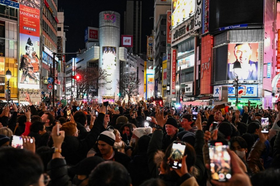 Đám đông tập trung tại khu Shibuya của Tokyo để đếm ngược sang năm mới. (Ảnh: AFP)